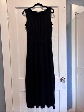 Lands End Sleeveless Black Maxi Dress - Classic Everyday Style
Size small 6/8